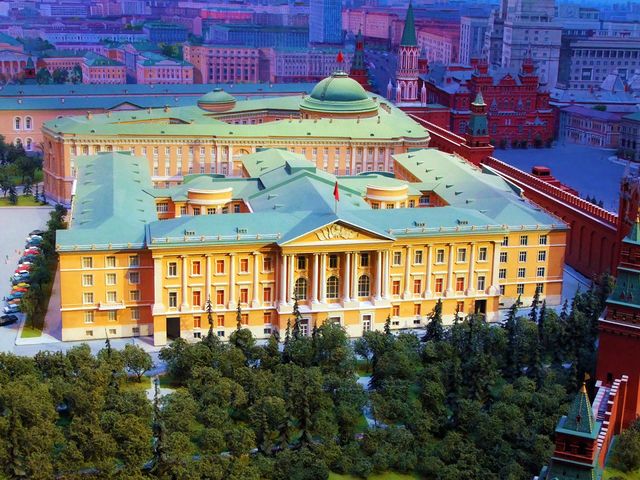 Военная школа имени ВЦИК. В настоящее время в корпусе размещаются административные службы Администрации Президента и комендатуры Кремля