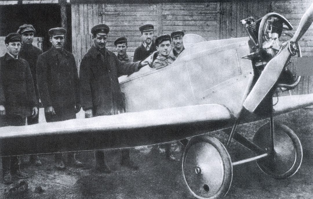 А.Н. Туполев (в центре, положил руку на фюзеляж) с соратниками у первого самолета АНТ-1, изготовленного в единственном экземпляре, в кабине сидит летчик-инженер Е.И. Погосский, который поднял АНТ-1 в первый полет. Из архива ЦАГИ. 1923 год