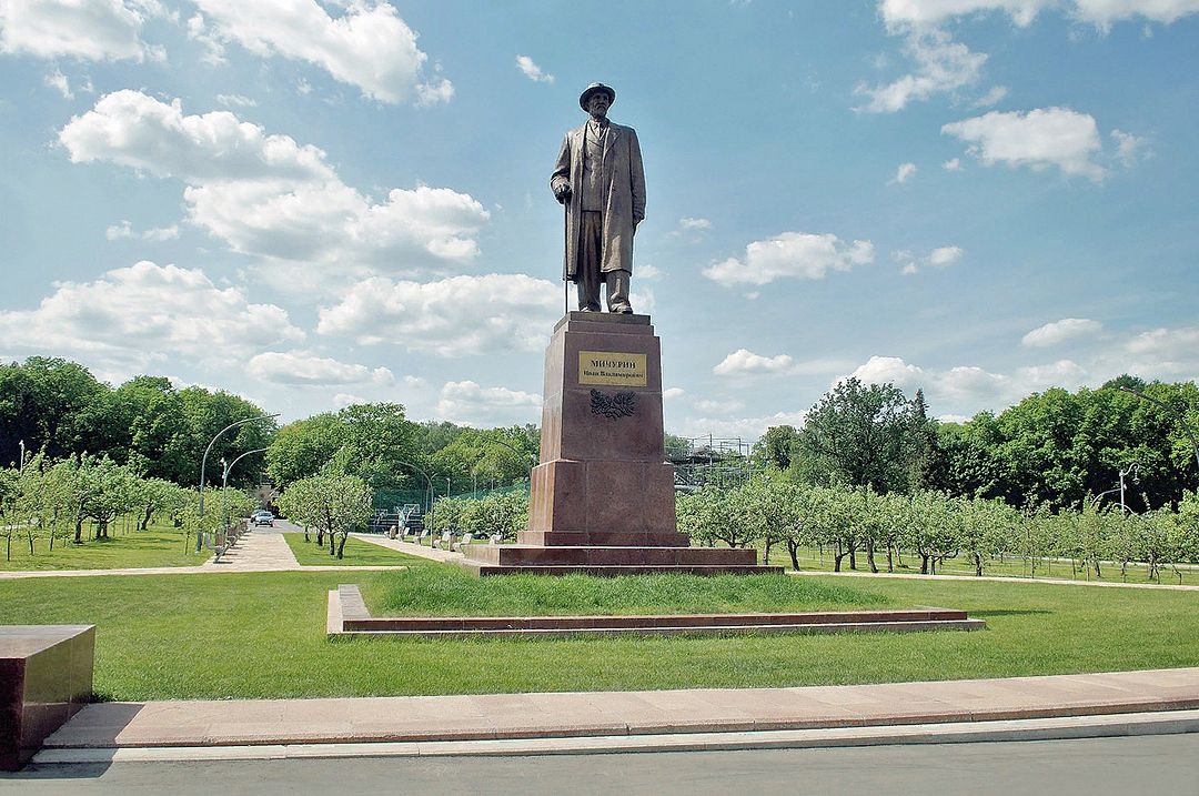Вид на Мичуринский сад и памятник  Ивану Мичурину скульптора Д.Жилова