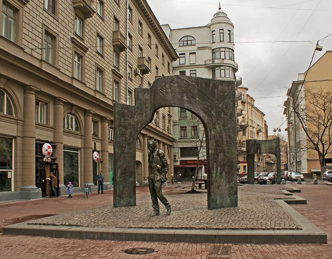 Памятник Булату Окуджаве.  Скульптор — народный художник России Георгий Франгулян