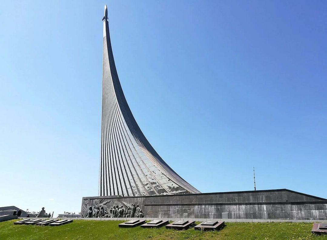 Монумент покорителям космоса,  открытый в 1964 году в Останкине