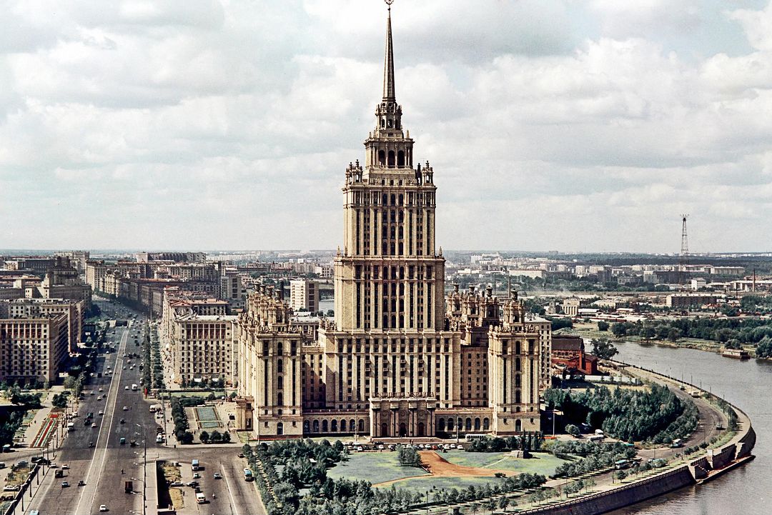 Вид на перспективу  Кутузовского проспекта  и высотное здание гостиницы «Украина» на Дорогомиловской набережной. Фото 1967 года