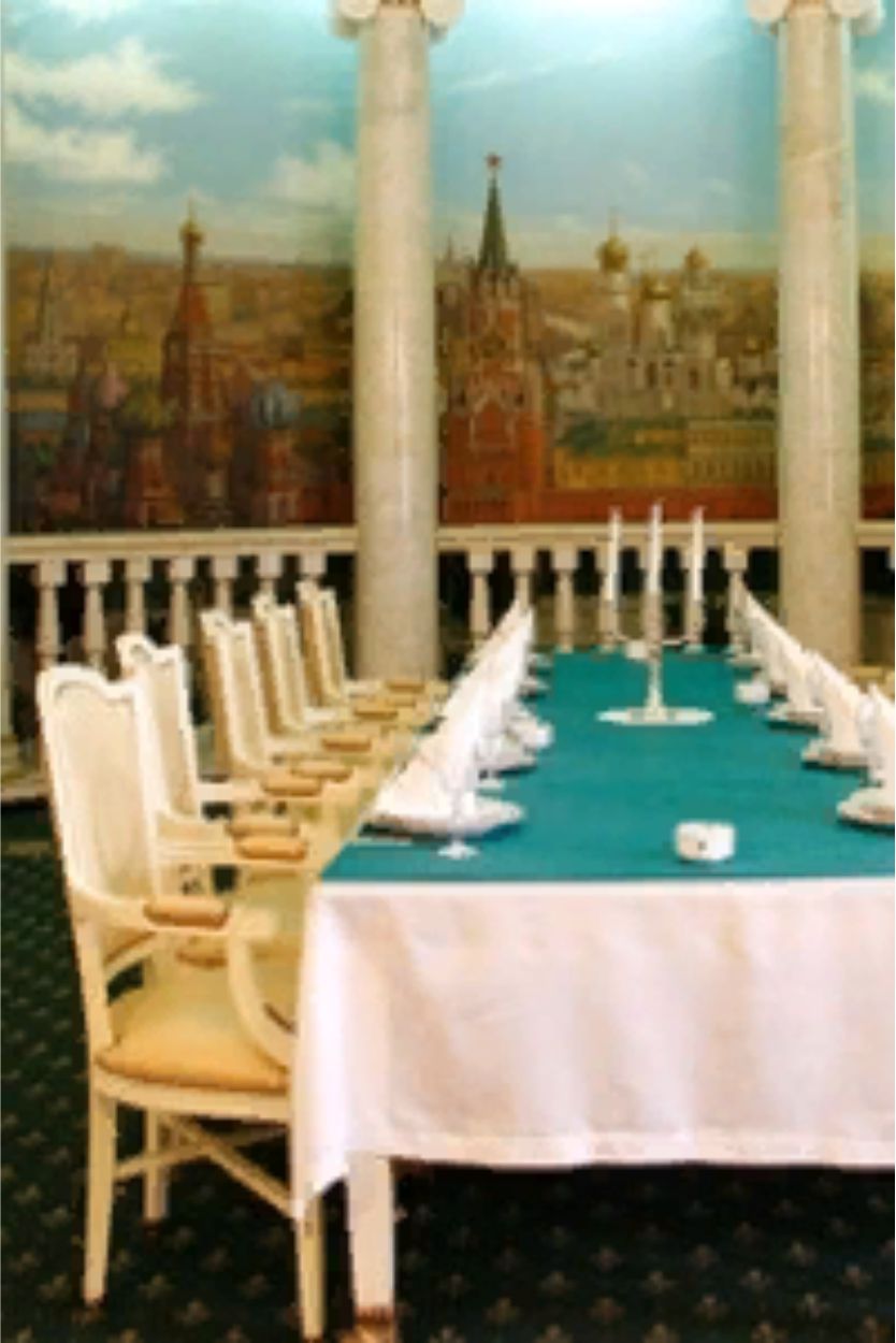 Фрагмент интерьера Московского зала ресторана «Прага» с панно, изображающим панораму столицы