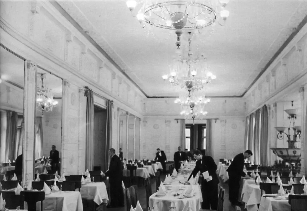 Интерьер одного из залов ресторана «Прага». Фото 1956 года
