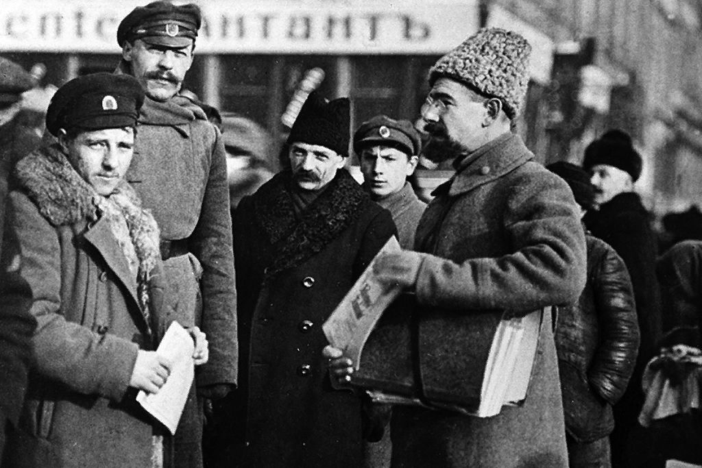 Анатолий Луначарский занимается агитационной деятельностью среди рабочих и солдат. 1917 год