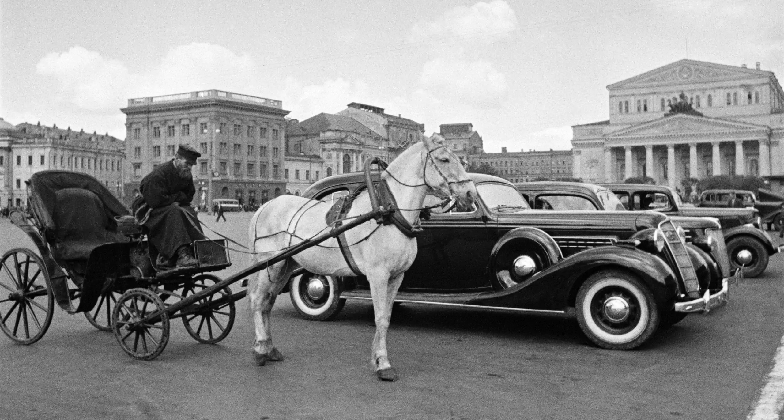 Извозчик и автомобиль на площади Революции. 1937 год