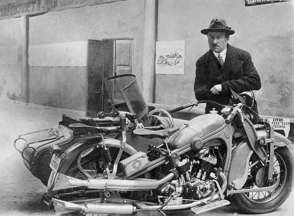 Петр Можаров рядом с мотоциклом НАТИ-А-750. Фото 1928 года