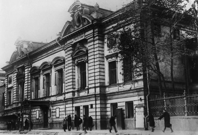 Старое здание театра имени Е.Б. Вахтангова в Мансуровском переулке на Арбате. Фотография 1921 года