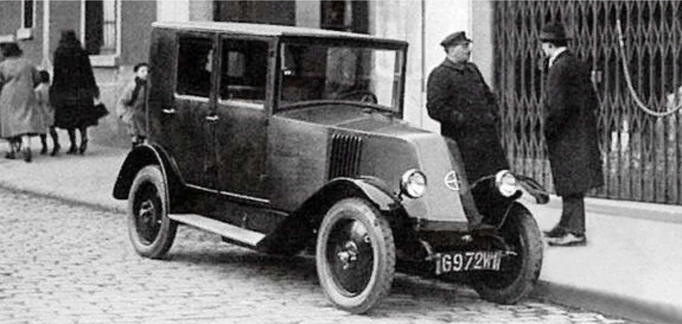 Такси «рено» около гаража в Орликовом переулке, прозванное в народе утюгом. 1926 год